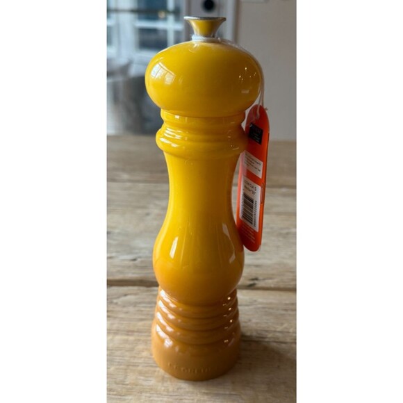 Le Creuset Acrylic Classic Manual Salt Mill 8 in Nectar Yellow NEW NWT - Picture 1 of 6